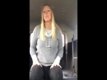 MILF rubia eyacula en un vehículo de alquiler !!