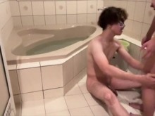[Creampie] ¡Loción para coquetear en el baño! ¡TERMINA en la cama! hotel del amor en el bosque