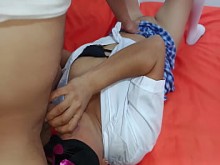 Invertido 69 entre estudiantes maduros !! Ella es una puta chupando la polla gigante de su compañera de clase.