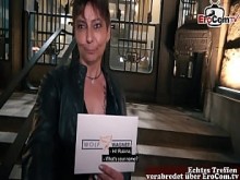 Mujer madura tatuada con el pelo corto remolcado para follar cita