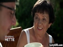 La lujuriosa Granny Hettie se compone con este Stud Rob que hace que su coño maduro empape y sea totalmente satisfecho.
