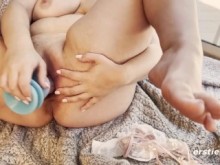 Ersties - Sexy Milf Ivy nos muestra sus habilidades de masturbación