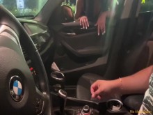 Se detiene en una prostituta en la calle y la folla en el estacionamiento. escolta