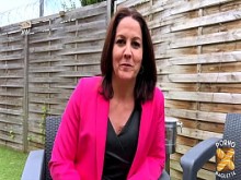 Ellie, Naughty Milf, recoge una polla