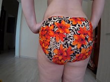 El culo gordo de mi novia me emociona y la follo al anal con una correa. Lesbianas maduras POV. Pawg. Fetiche Amateur para MILFS gorditos.