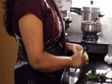 Pretty Indian Big Boobs madrastra follada en la cocina por hijastro