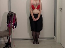 El maestro maduro elige un sujetador para el trabajo. Grandes tetas hermosas saltan y salen de los sujetadores. Tetas caídas.