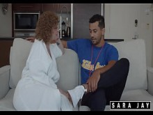 ¡Milf de culo hinchable! ¡Sara Jay se sube a Alex Jones y lo folla duro!