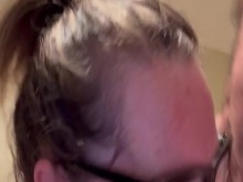 A la esposa sucia le encanta tragar