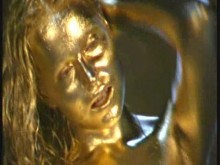 Renata pintada dorada que muestra coño