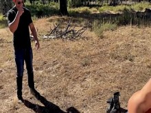 Dos MILFs seducen a un excursionista con sus grandes tetas y coños