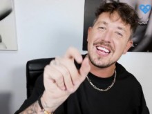 ARMANI BLACK SE DESNUDA EN VIVO DURANTE EL PODCAST