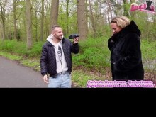 Milf alemana grande y gorda convencida para un casting sexual en la calle