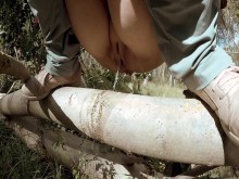 Necesito orinar durante una larga caminata por el bosque, después de terminar noté que un hombre me miraba