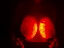 Brilla en las tetas oscuras. Luces nocturnos de tetas. Pbelle27