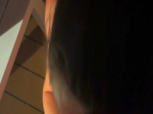 Mamada en un crucero - MILF caliente chupa la polla de chicos jóvenes al azar en el balcón del crucero