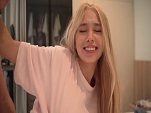 El corazón de mamá está preocupado, pensando que podría pasar algo malo si se queda con su amiga, pero búsqueda de qué pasaría;