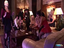 Cuando las milfs morenas y rubias usan medias, planean tener sexo duro en grupo.