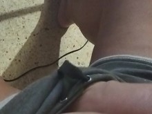 Mi prometido me frotó la barriga porque me dolía el punto rojo...