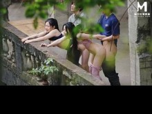 ModelMedia Asia - Caminando por las montañas, conociendo a una MILF sexy y teniendo sexo salvaje de inmediato