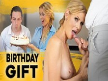 MADURO4K. Mi padrastro caliente me consiguió el regalo más sucio