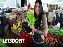 La nena morena Melina Zapata recogida para una perforación profunda en su coño maduro - LATINA MILF