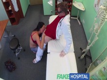 FakeHospital MILF madura y tetona ayuda al médico a aliviar el estrés sexual