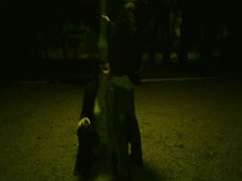 Dum Whore adora la polla en público, sin vergüenza