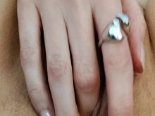 Sólo una ama de casa cachonda jugando con sus agujeros