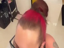 BBW madrastra MILF chupa la polla y se desnuda y toca desde detrás de tu punto de vista