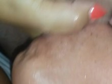Follando la garganta de mi esposa mientras ella cuelga del costado de la cama de un motel