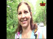 Madura tetona chupando dos pollas al aire libre