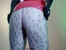 La sexy MILF Arya Grander, modelo fetichista, disfruta con ropa pervertida