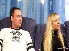 MADURA ALEMANA MUESTRA A PAREJA JOVEN COMO SE FOLLA SU POLLA GRUESA