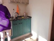 MILF madura con grandes tetas y culo adora el anal y la mamada con su hijastro