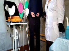 Preciosa enfermera madura sabe cómo hacerte correrte