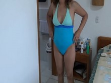 Preciosa madura se masturba antes de salir a la playa para lucirse y recibir pollas duras