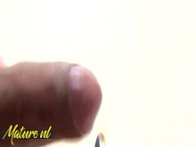 Abuela cachonda chupa y folla una polla negra a través de un Gloryhole público