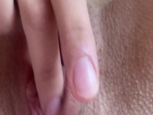 Dedos en el coño rosado, apretado y mojado, ampliado. Chica virgen masturbarse