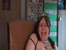 Nymeria Malfoy jugando con la snitch dorada, cosplay de Slytherin