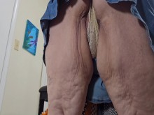 Milf culona seduciendo con las piernas bien abiertas