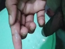 Mírame gemir mucho, masturbarme mucho y correrme enorme y placenteramente encima del tubo del orinal