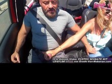 Milf amateur alemana hace una mamada en público en el coche mientras conduce