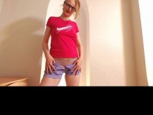Hermosa MILF amateur con gafas se moja y tiene orgasmos