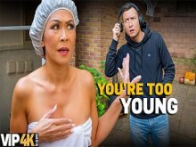 MADURO4K. Asiático cabalgando a joven checo