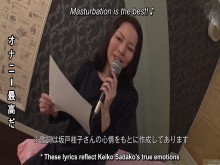 La esposa japonesa Prim and Proper canta un karaoke pervertido antes de tener sexo crudo con su amante