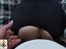 Le arrancó los pantalones de yoga a la abuela y le dio un creampie estilo perrito