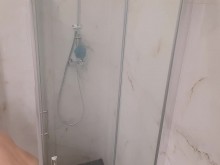 Rubia mayor con grandes tetas tomando una ducha de vapor