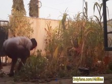 Chica del pueblo AKIILISA cosechando cosechas en el jardín/Camiseta y panty culo sexy