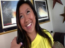 Mamá asiática chupando polla grande